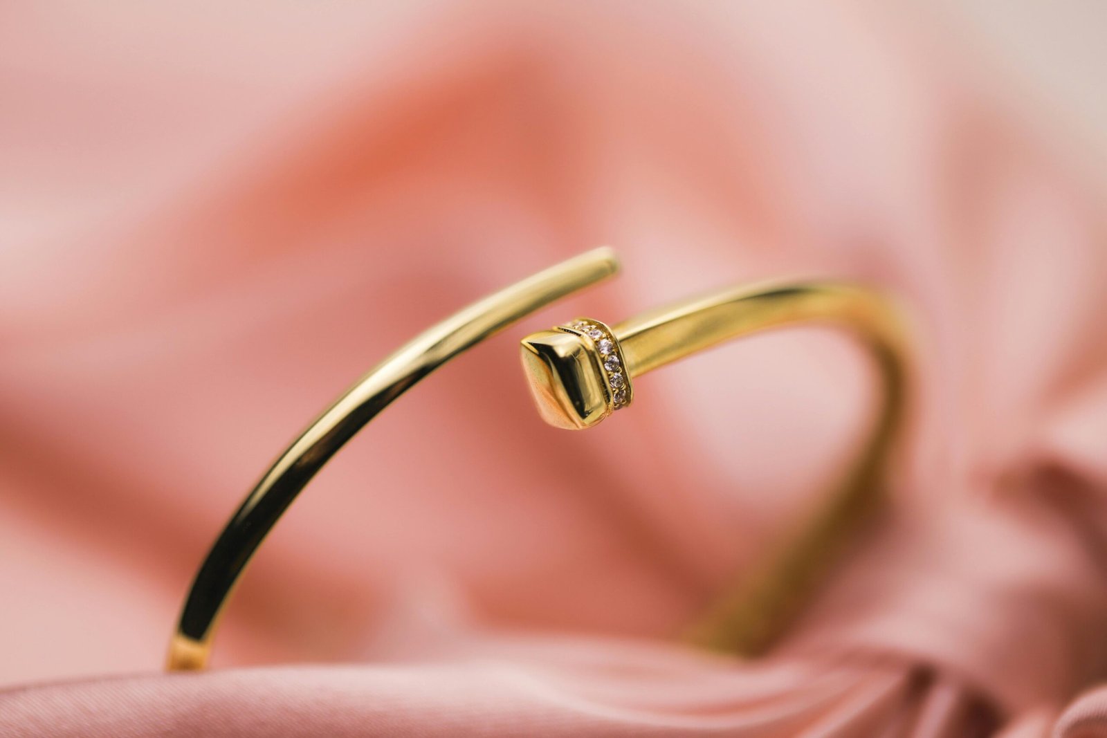 Rise of Minimalist Gold Jewelry